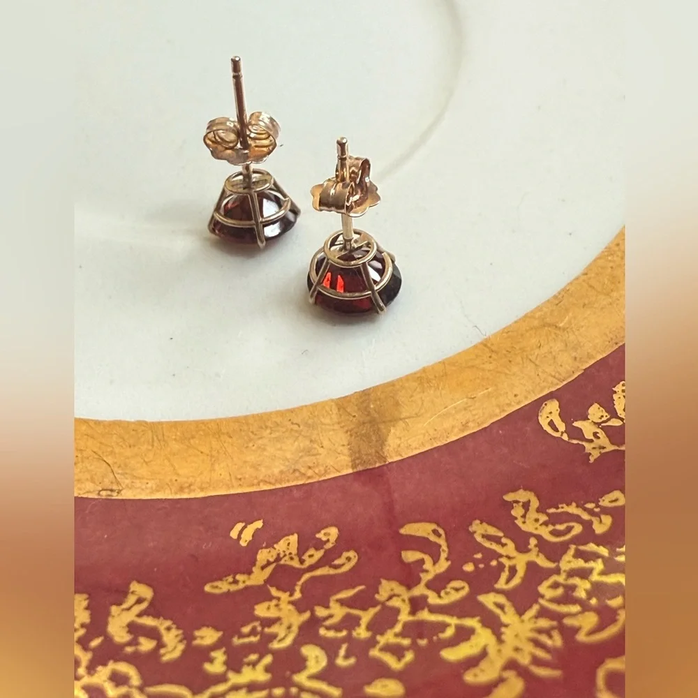 Elegant 10KT Gold and Garnet Stud Earrings - Picture 6 of 7